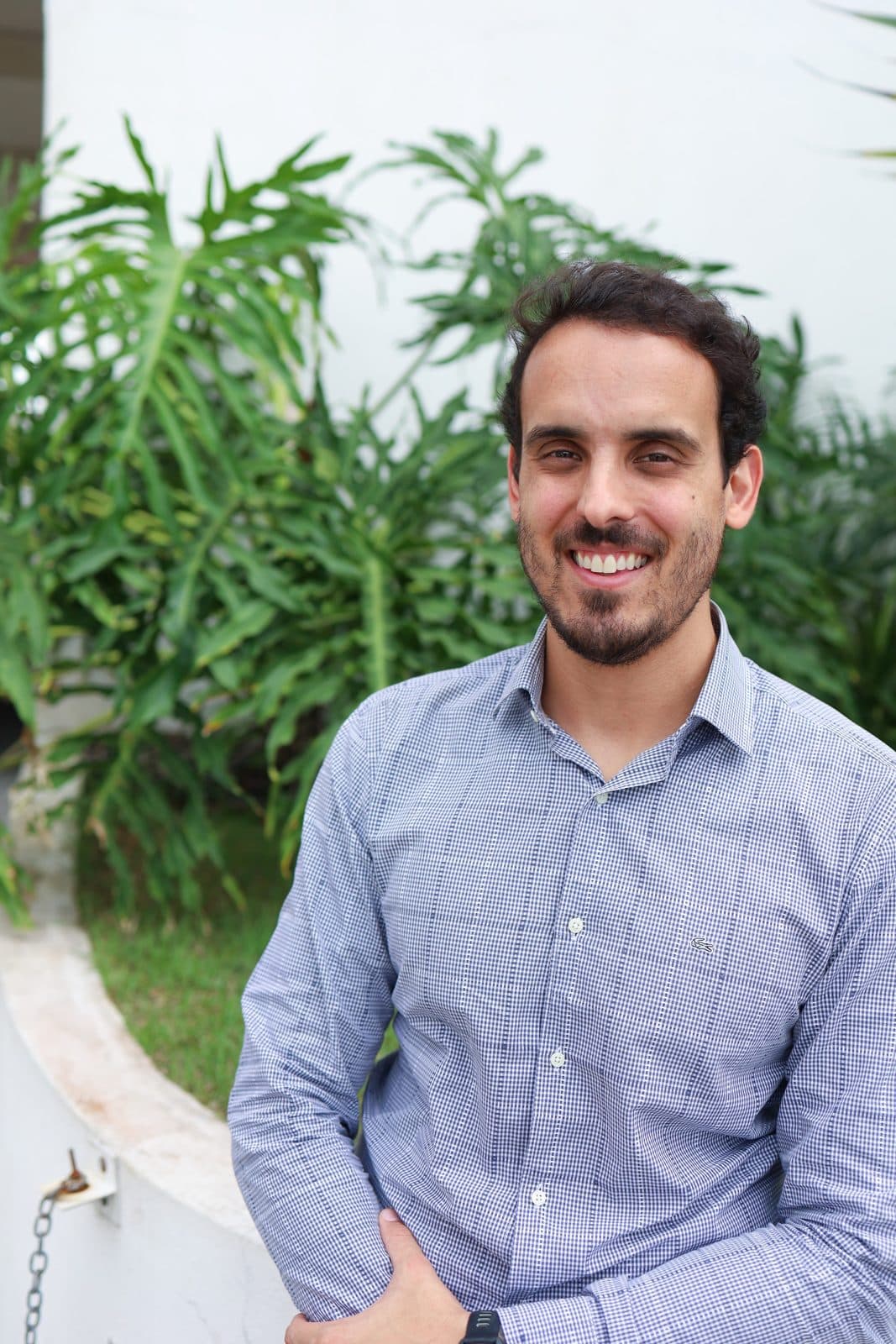 Dr. Pedro Barreto ao ar livre, sorrindo