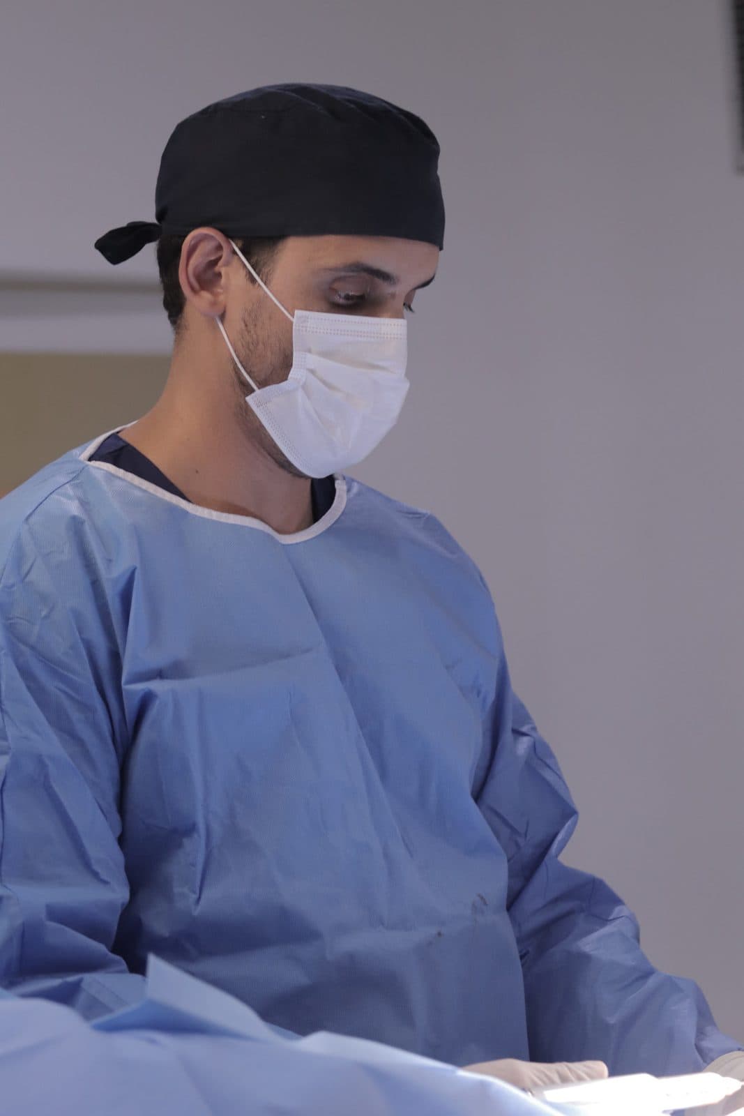 Dr. Pedro Barreto no centro cirúrgico, de touca e máscara