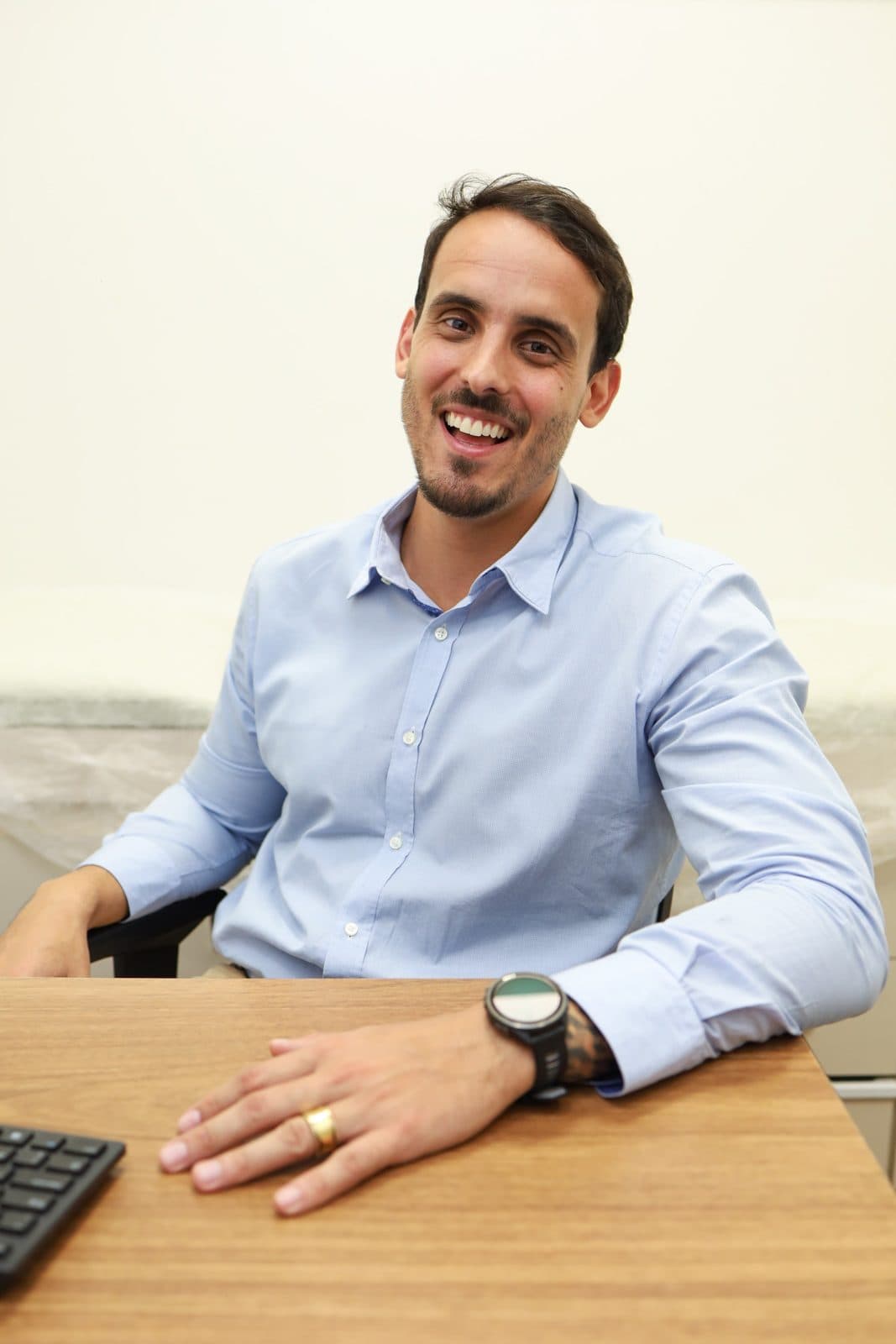 Dr. Pedro Barreto à mesa do consultório