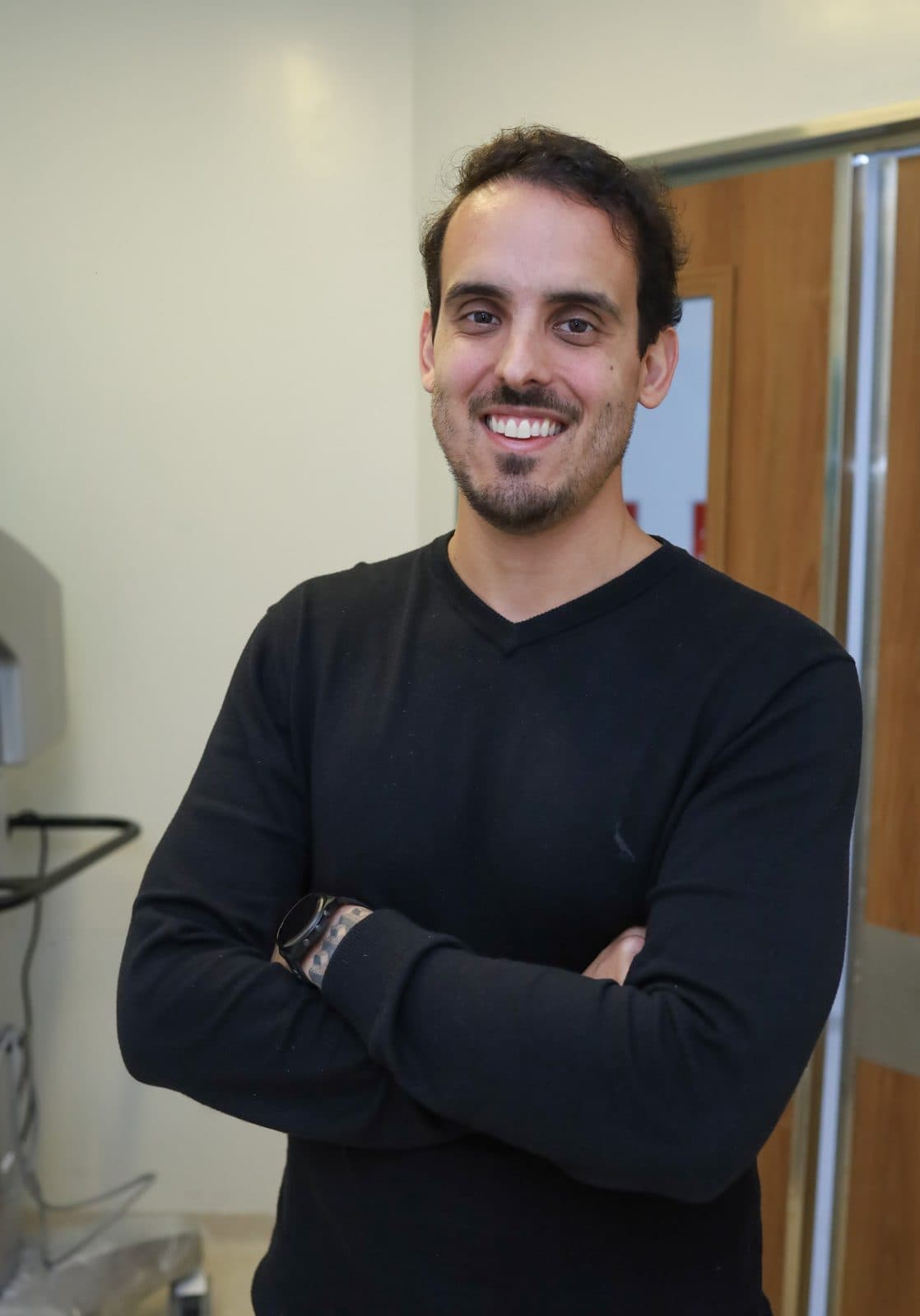 Dr. Pedro Barreto de braços cruzados no hospital