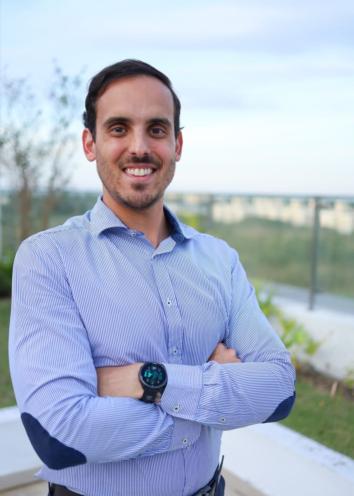 Dr. Pedro Barreto de braços cruzados ao ar livre