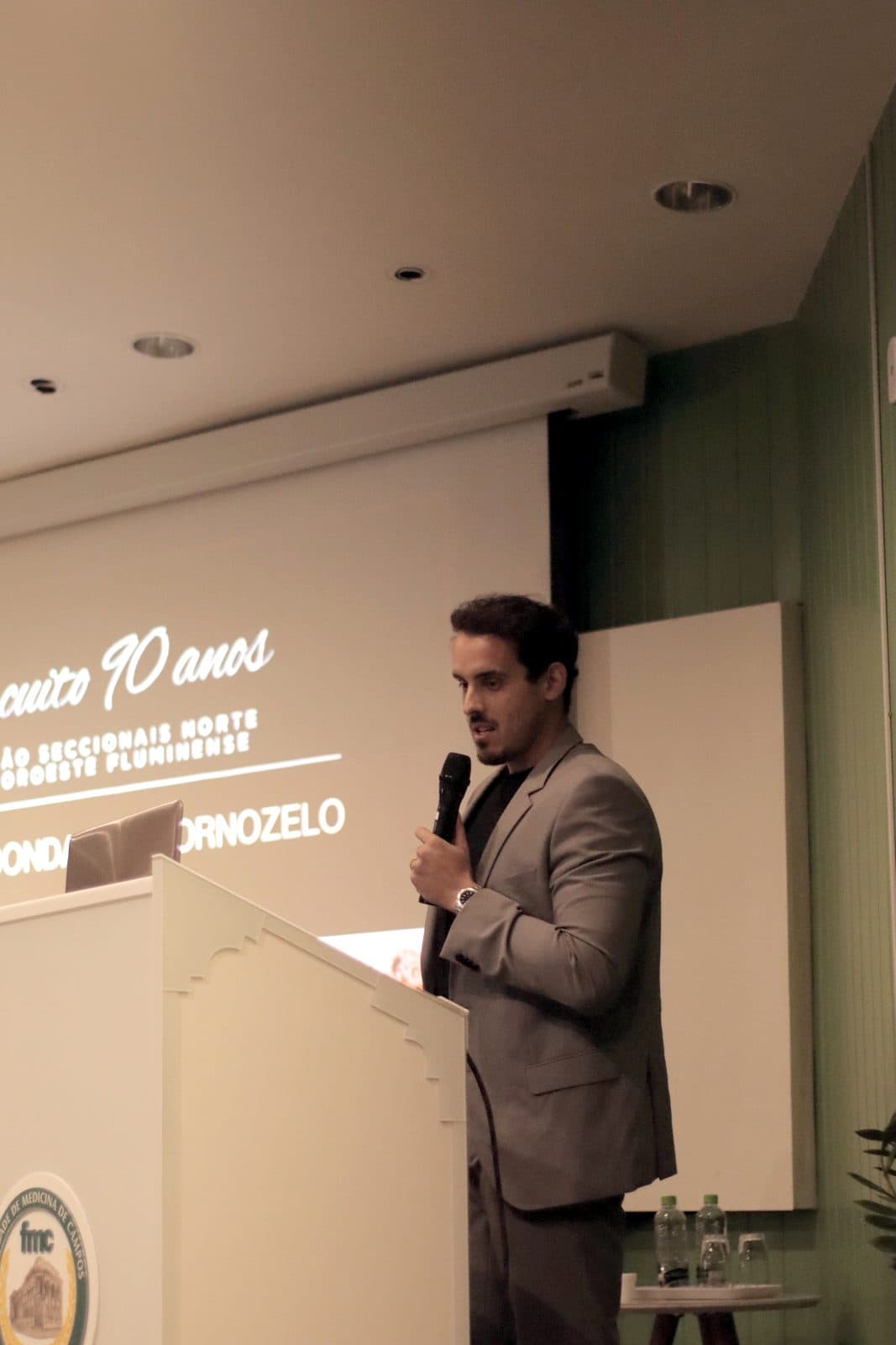 Dr. Pedro Barreto falando ao microfone em evento médico