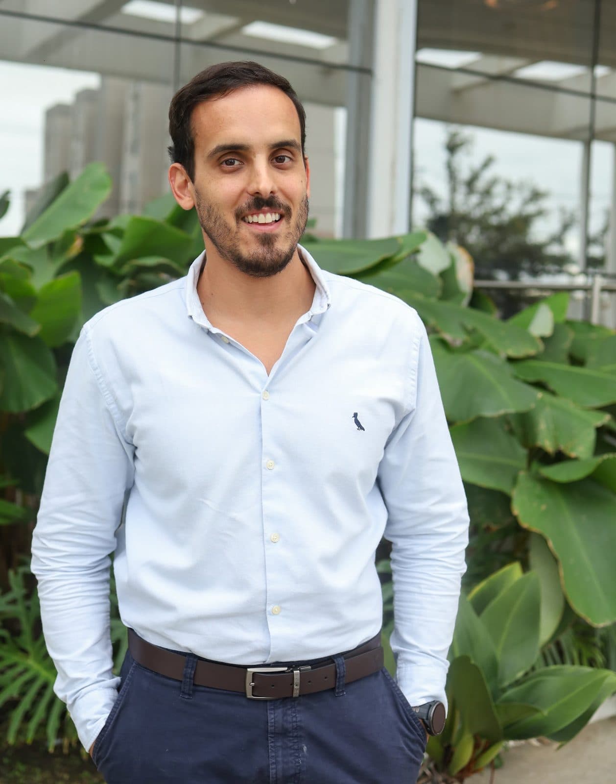 Dr. Pedro Barreto sorrindo, de camisa azul