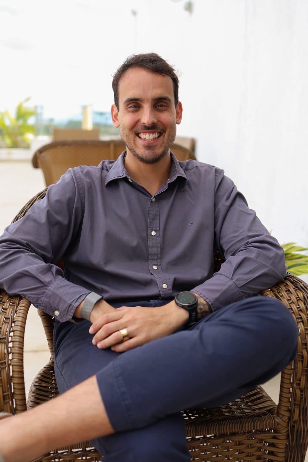 Dr. Pedro Barreto sentado numa poltrona, sorrindo