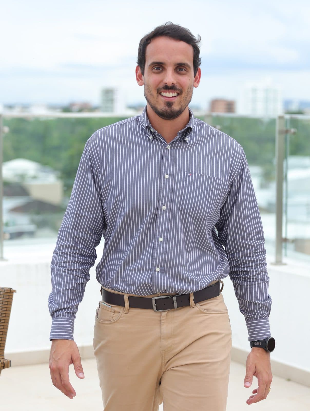 Dr. Pedro Barreto em pé, de camisa listrada