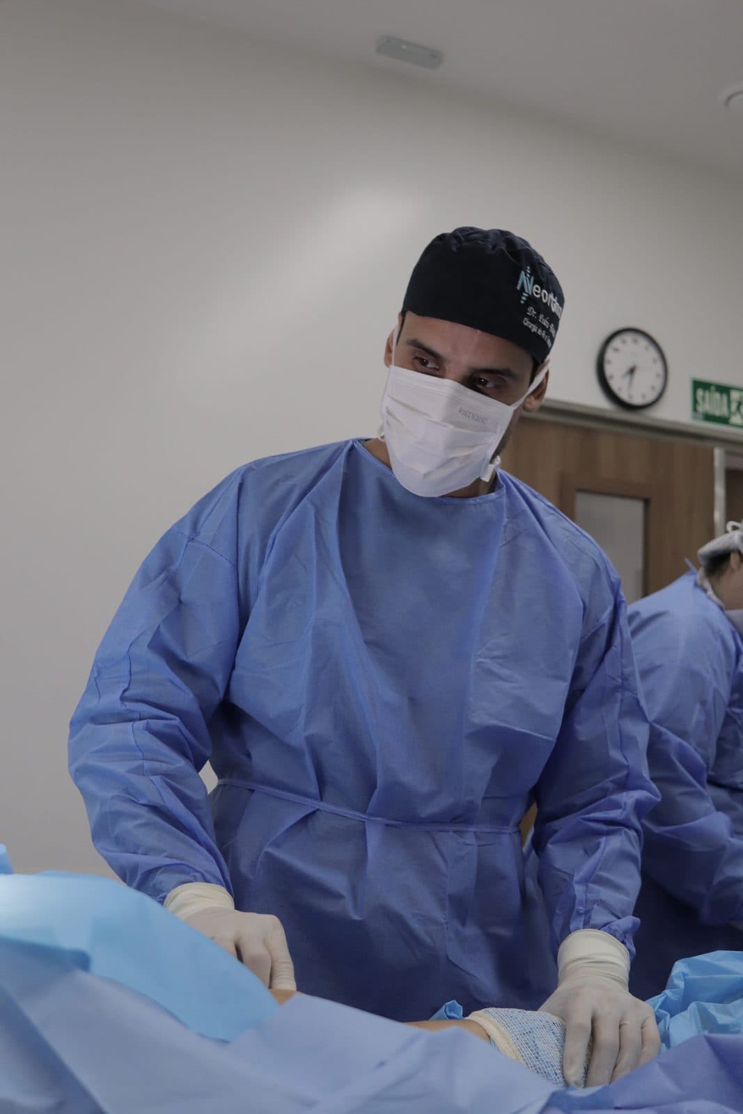 Dr. Pedro Barreto no centro cirúrgico, de touca e máscara
