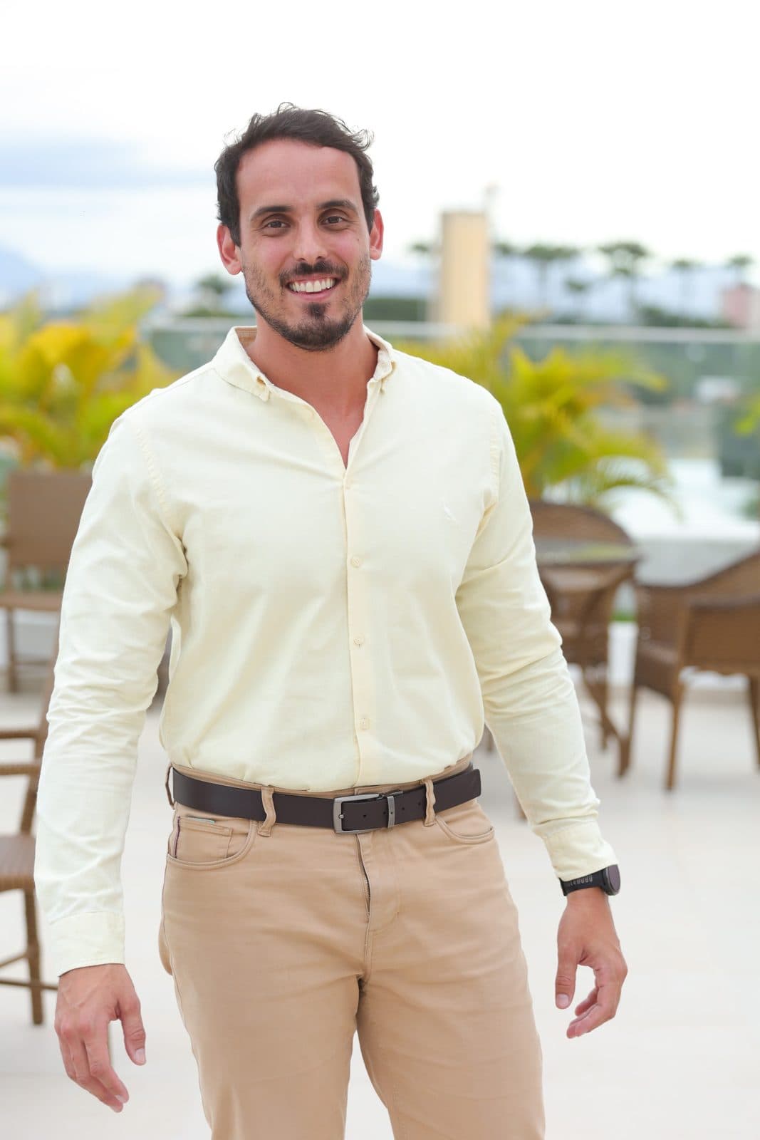 Dr. Pedro Barreto em pé, sorrindo